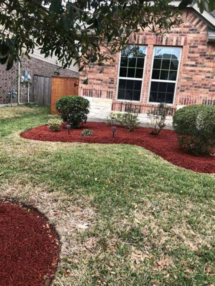 Does red mulch look good with red brick?