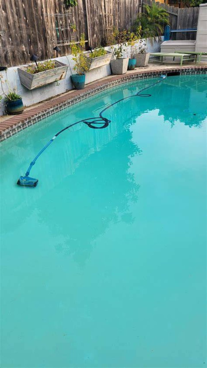 How do I keep my pool cleaner hose from tangling?