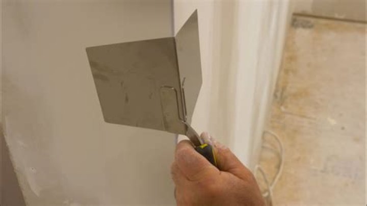How do you make a corner with spackle?