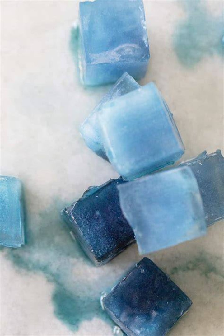 How do you make blue ice cubes?