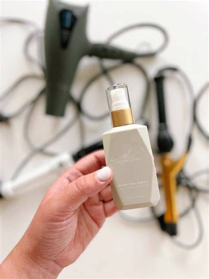 How does blow dry spray work?