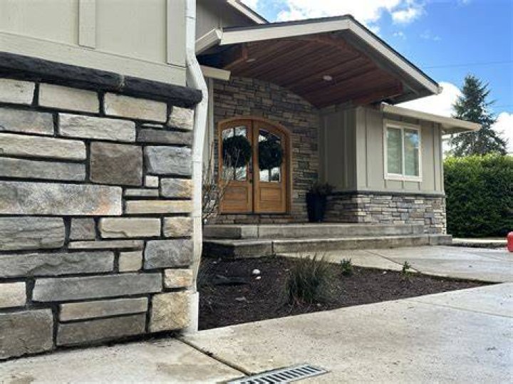 How much does it cost to build stone columns?
