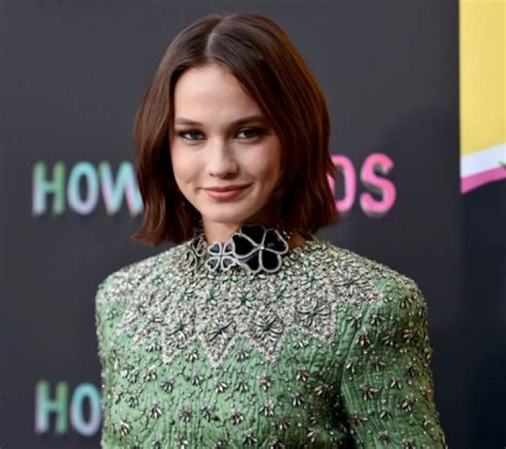 Is Cailee Spaeny Trans? Relationship With Dakota Johnson Dakota