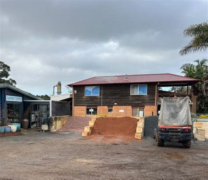 Is Cracker dust good for drainage?