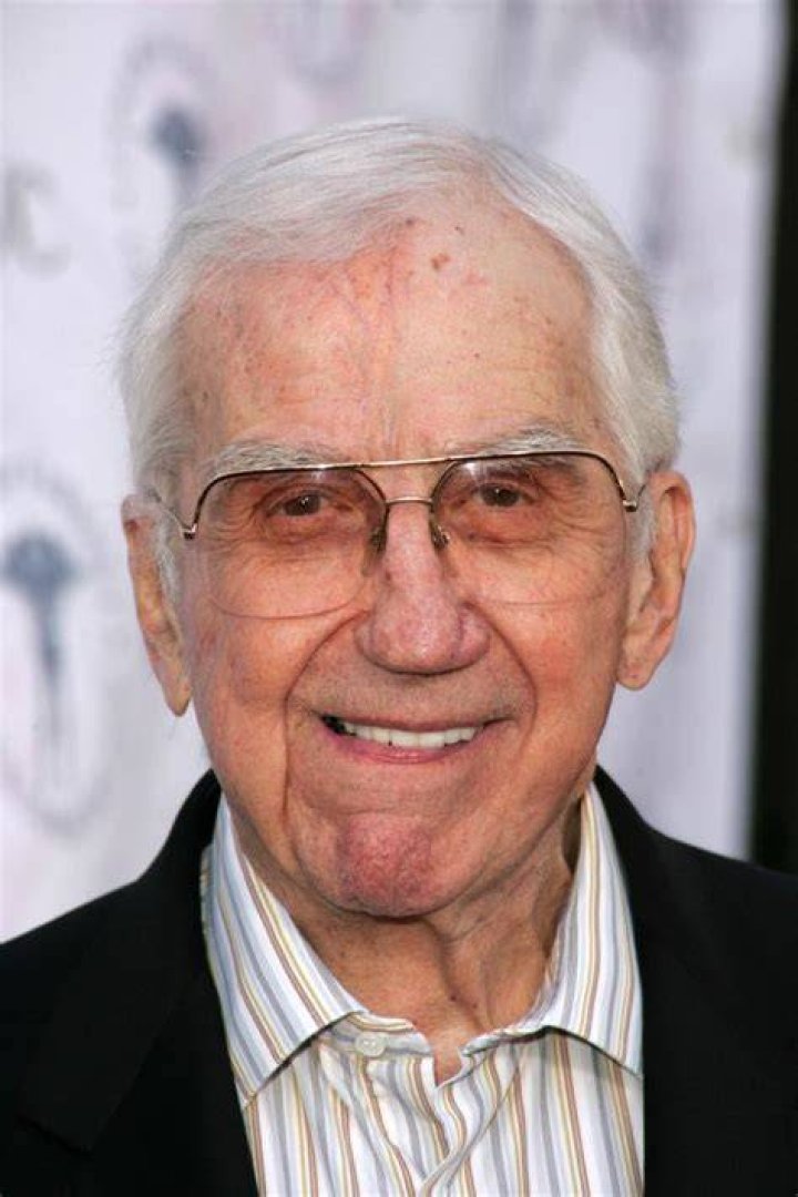 (l-r) Co-host Ed McMahon, Host Johnny Carson at 'The Tonight Show' desk