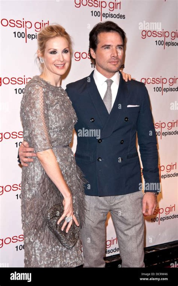 Matthew Settle and Kelly Rutherford smiling