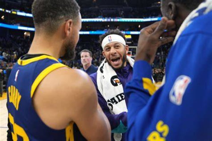 Seth Curry talks with his brother Stephen Curry after game at the Oracle Arena