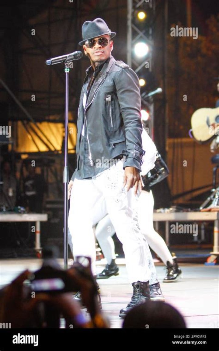 Singer Ne-Yo performs at a voter event
