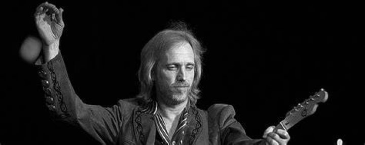 Tom Petty wraps his arms around his wife Jane Benyo.