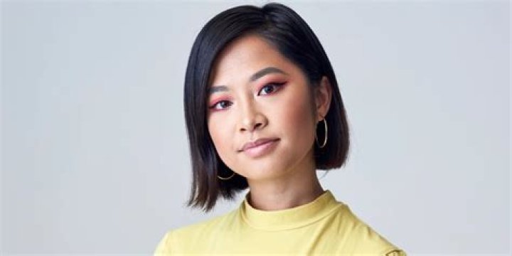 Yu Ling Wu as Yu Ling sits on her bed looking shocked in 'The Circle' Season 4.